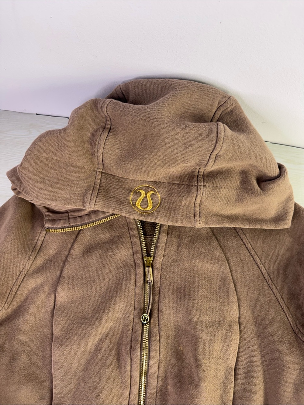 Lululemon Scuba Full-Zip Cropped Hoodie taupetastic with gold hardware size 2 - Picture 3 of 5